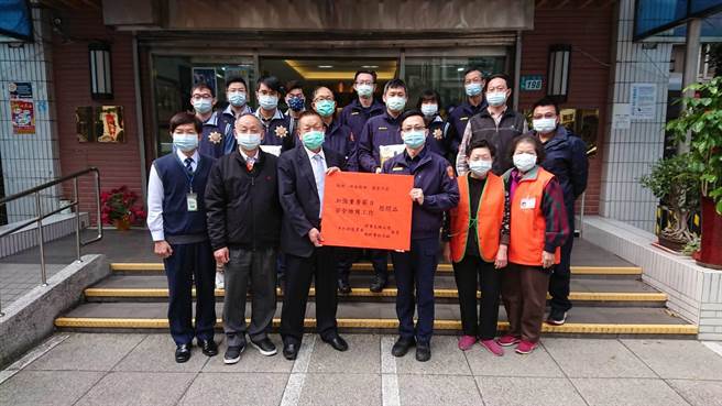 警方在春节期间牺牲假期，执行110年加强重要节日安全维护工作，新北市中和地区农会特别率团至永和警分局慰问。（永和警分局提供）