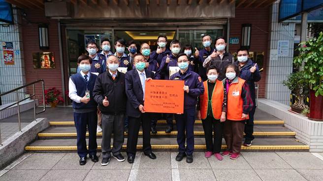 警方在春节期间牺牲假期，执行110年加强重要节日安全维护工作，新北市中和地区农会特别率团至永和警分局慰问。（永和警分局提供）