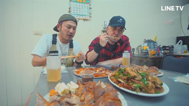 黃秋生受不了烤鴨的誘惑，不顧過敏狂嗑。（LINE TV提供）