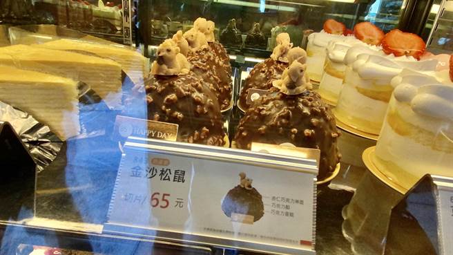 连锁咖啡店的甜点柜琳琅满目，十分受欢迎，金沙松鼠巧克力蛋糕造型，风靡许多高中少女。（谢琼云摄）