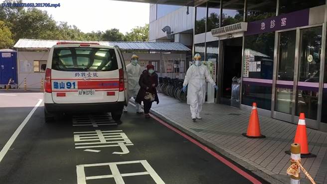 桃医30日仍有部分民眾到场採检，救护车也全副武装送疑似个案进入桃医。(蔡依珍摄)
