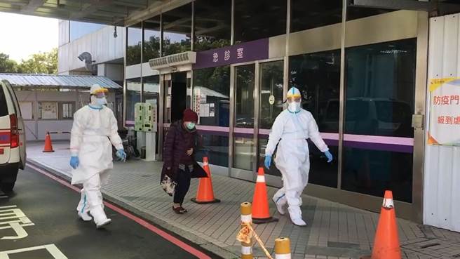 桃医30日仍有部分民眾到场採检，救护车也全副武装送疑似个案进入桃医。(蔡依珍摄)