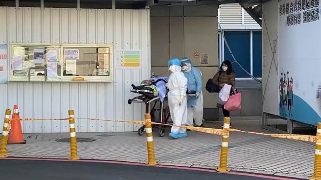桃医30日仍有部分民眾到场採检，救护车也全副武装送疑似个案进入桃医。(蔡依珍摄)