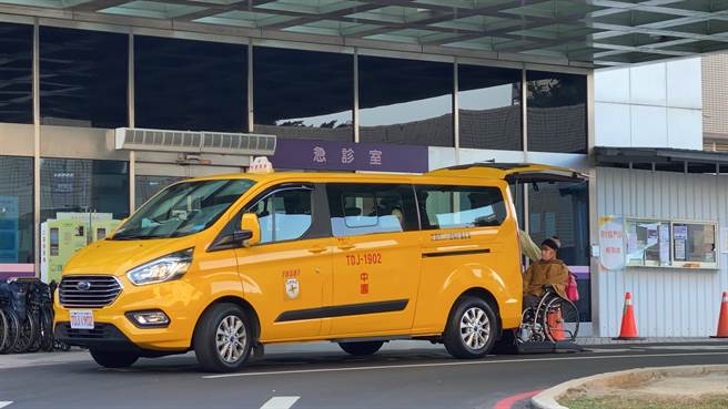 也有防疫计程车送病人入桃医。(蔡依珍摄)