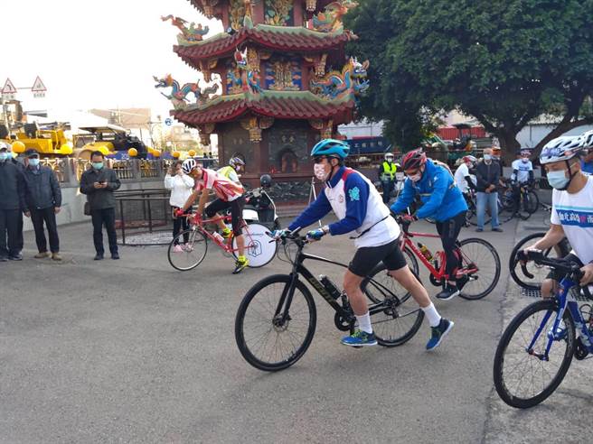 前总统马英九一身单车劲装要从新竹市骑到彰化。（邱立雅摄）