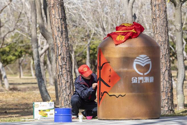 金门县林务所一年一度的假日花市今天登场，邀请当地书法学会在60个1000公升大酒瓮挥毫之四。（金门县林务所提供）