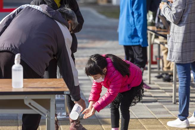 县林务所全面防疫包括落实量体温、全程载口罩、禁止饮食、入口实名制、由单一出入口进出，让乡亲走春玩得开心、放心。（金门县林务所提供）