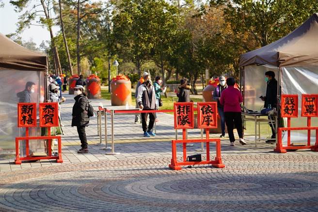 县林务所全面防疫包括落实量体温、全程载口罩、禁止饮食、入口实名制、由单一出入口进出，让乡亲走春玩得开心、放心。（金门县林务所提供）