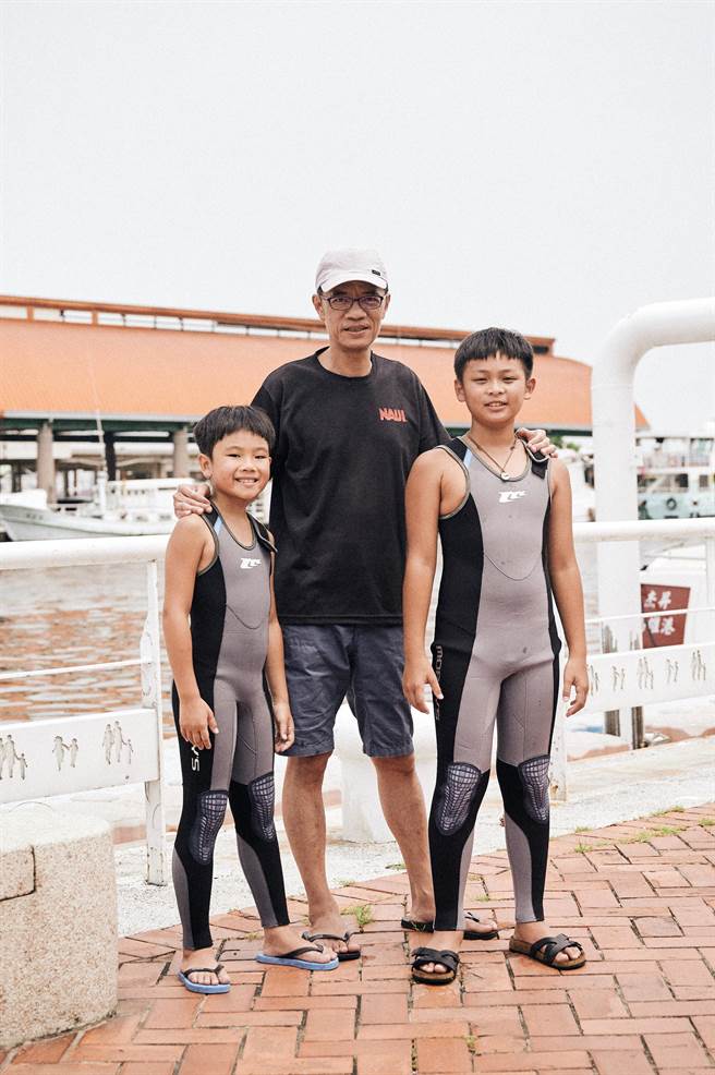 已故三金影帝吴朋奉（中）生前主演的最后一部作品《东经北纬》。（CATCHPLAY提供）