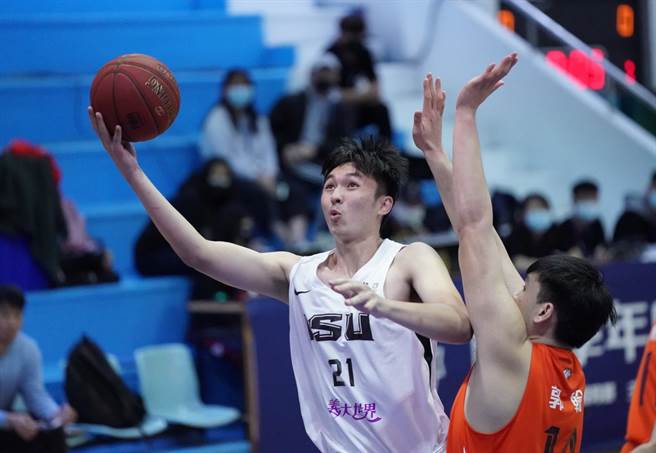 義大中鋒呂威霆30日拿下21分、17籃板的雙十數據。(大專體總提供)