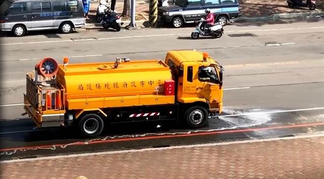 中部地区空气品质转趋恶化，台中市政府启动应变措施，加强道路洗扫作业。（环保局提供／林欣仪台中传真）