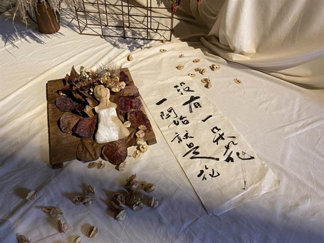 花蓮在地攝影師潘淑貞、陶藝師吳翠及花藝師蔡雅如首次聯合創作。（羅亦晽攝）