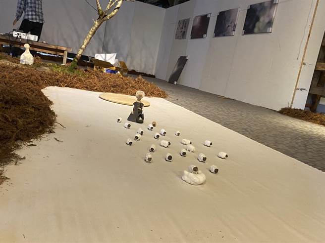 「謐．境」藝術聯展中，潘淑真展出自己捕捉的日常影像，吳翠則展出自己捏製的陶偶，蔡雅如則巧妙地編排每一株植物並將2人的作品結合在一塊。（羅亦晽攝）