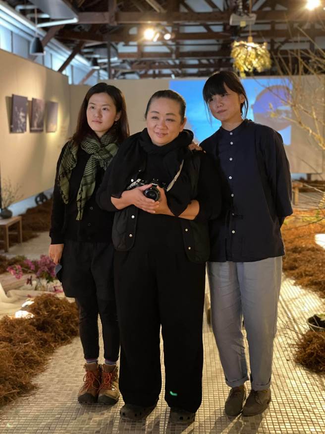 花蓮在地攝影師潘淑貞（中）、陶藝師吳翠（右）及花藝師蔡雅如（左）首次聯合創作。（羅亦晽攝）