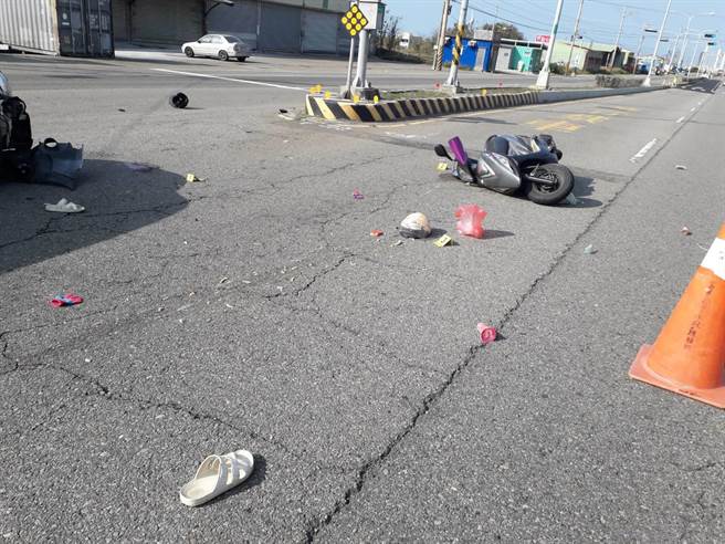 鄭姓女子騎的機車倒地，物品、拖鞋噴散一地。(翻攝照片／巫靜婷苗栗傳真)