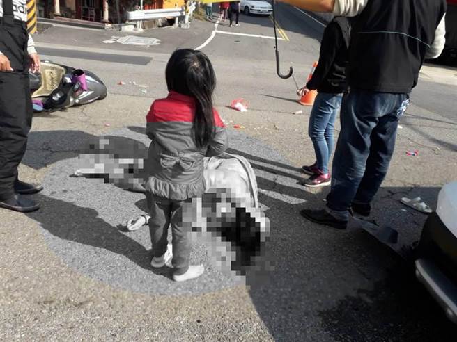 約55歲的鄭姓女子騎機車載外孫女回家，在台1線欲左轉小巷，疑似未注意後方來車，直接切入內側車道遭白色自小客車撞擊，鄭女倒地頭破血流，年約3歲的外孫女雖沒外傷，但受到嚴重驚嚇，不停哭喊「我要回家」。(翻攝照片／巫靜婷苗栗傳真)