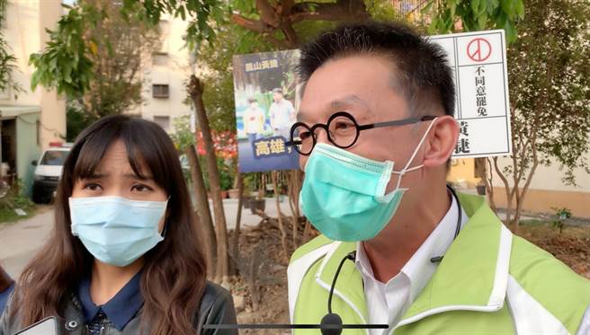 立委许智杰（右）表示，不会找总统扫街，高市议员黄捷（左）听闻紧皱眉头。（柯宗纬摄）