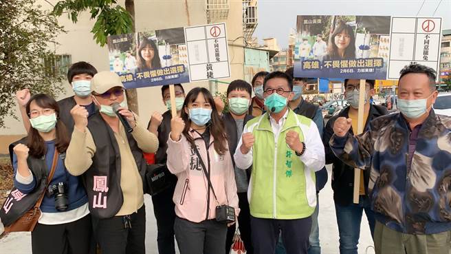 高市议员黄捷今天在立委许智杰陪同下，前往凤西黄昏市场扫街。（柯宗纬摄）