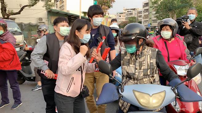 高市议员黄捷今天前往凤西黄昏市场扫街，寻求选民支持。（柯宗纬摄）