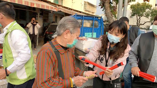 高市议员黄捷今天前往凤西黄昏市场扫街，寻求选民支持。（柯宗纬摄）