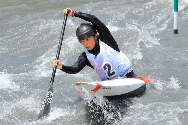 轻艇好手陈玮涵这把桨滑了15年，滑向国际殿堂，下一个目标是希望参加奥运为国争光。（台中市府提供／卢金足台中传真）