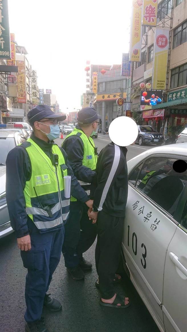 苗栗警分局26日下午4時於苗栗市農會辦理防搶演練，出動大批警力，演練橋段太逼真，意外讓2名逃逸移工自投羅網。（苗栗警分局提供／巫靜婷苗栗傳真）