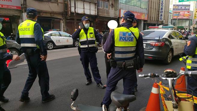 苗栗警分局26日下午4時於苗栗市農會辦理防搶演練，出動大批警力，演練橋段太逼真，意外讓2名逃逸移工自投羅網。（苗栗警分局提供／巫靜婷苗栗傳真）