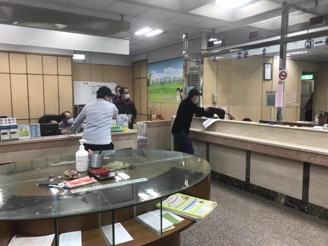 苗栗警分局26日下午4時於苗栗市農會辦理防搶演練，出動大批警力，演練橋段太逼真，意外讓2名逃逸移工自投羅網。（苗栗警分局提供／巫靜婷苗栗傳真）