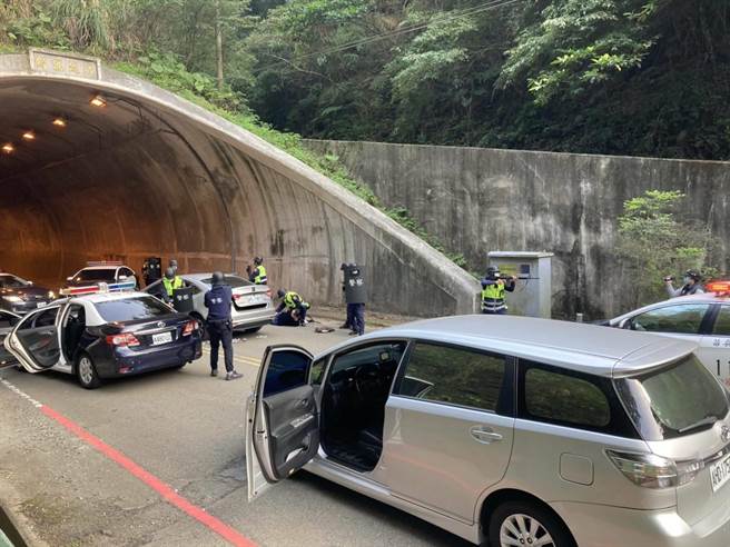 苗栗警分局26日下午4時於苗栗市農會辦理防搶演練，出動大批警力，演練橋段太逼真，意外讓2名逃逸移工自投羅網。（苗栗警分局提供／巫靜婷苗栗傳真）