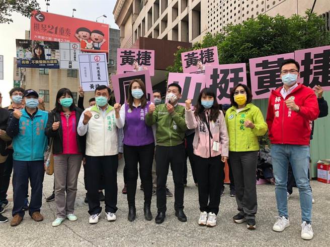 高雄市议员黄捷与高雄多位民代在街头合影。(图/翻摄自 黄捷脸书)