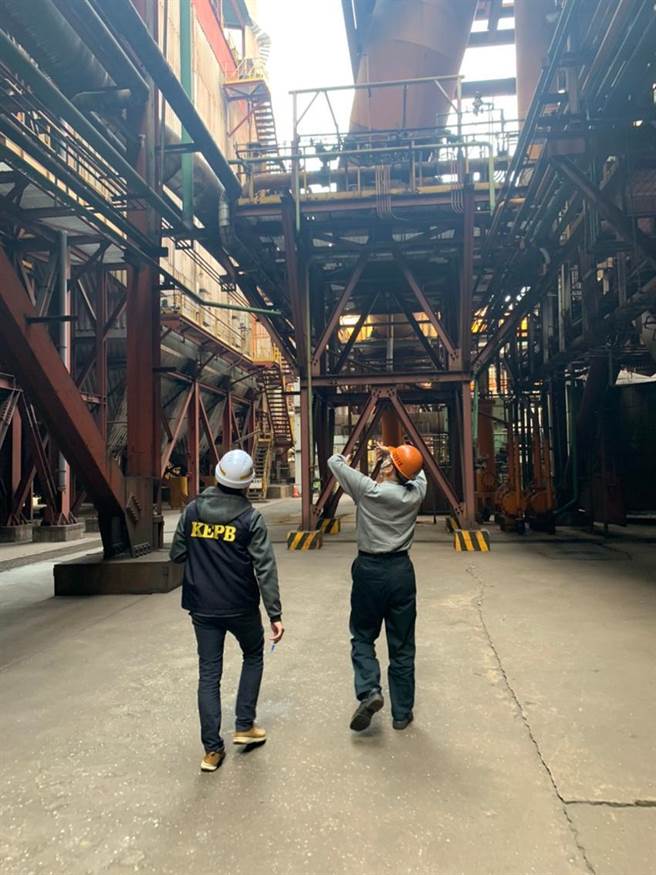 高雄市政府30日与经济部组成联合稽查小组，前往联成化工林园厂稽查。图／高雄环保局提供