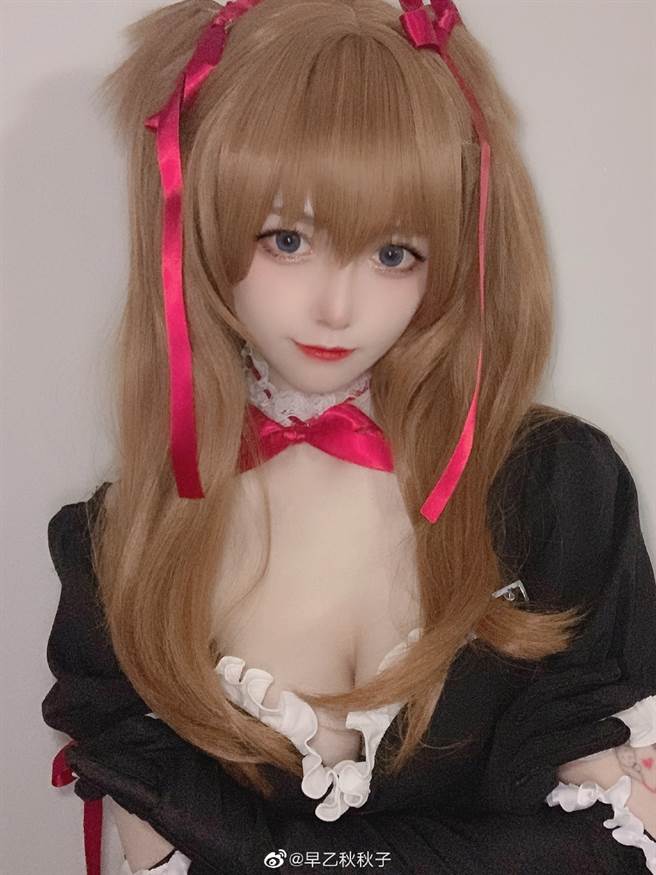 早乙秋秋子时常在社群网站上分享她的cosplay辣照。(取自早乙秋秋子微博)