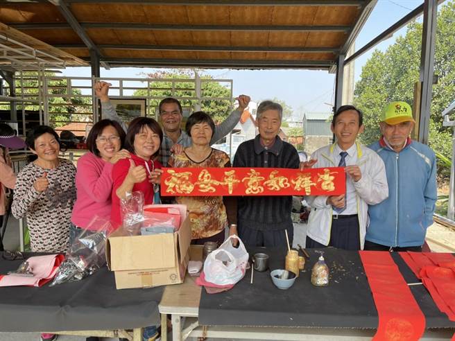 台南后壁顶长社区结合写春联、搓汤圆活动。（读者提供／庄曜聪台南传真）