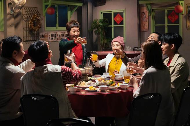 农历新年将至，《粉红色时光》演员也应景在剧中围炉。（TVBS提供）