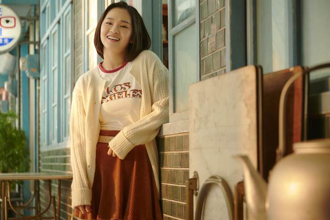 卢以恩剧中服装十分復古。（公视提供）