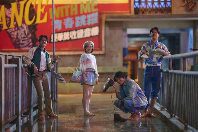 《天桥上的魔术师》剧中服装城线八零復古摩登。 （公视提供）