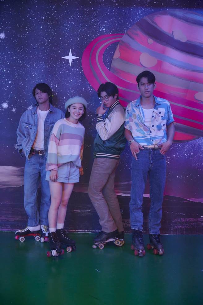 《天桥上的魔术师》剧中呈现许多復古画面，包括鸡毛撢子、玛莉欧电动家户必备投币电话、溜冰场谈情说爱好帮手。（公视提供）