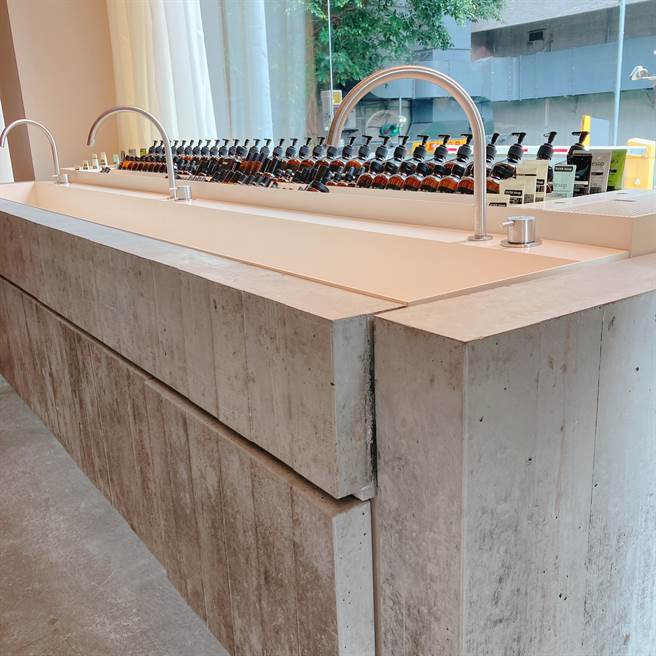 手工打造的水泥长型水槽。（邱映慈摄）