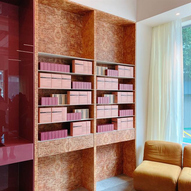 樟木树瘤纹路的产品层架与二手復古沙发。（邱映慈摄）