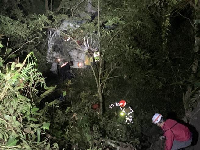 花莲县卓溪乡今天傍晚有车辆行经林道翻落近80度的斜坡，其中1名李姓男子左大腿变形、意识清楚，另名黄姓男子则困在驾驶座且腰部出血，呈现快休克状态。（花莲县消防局提供／罗亦晽花莲传真）