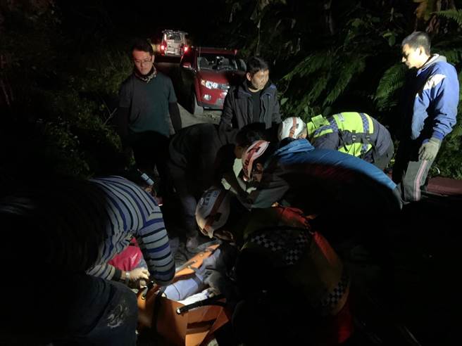 消防人员赶抵林道后，先将李男救出，所幸意识清楚，但左大腿因剧烈撞击导致变形，4分钟后再将黄男救出，发现其腰部有长约12公分、宽约4公分的大面积伤口。（花莲县消防局提供／罗亦晽花莲传真）