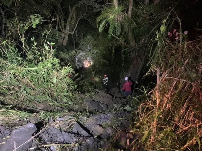 男子翻落的斜坡约80度的陡坡，且林道宽度约4.5公尺，从林道到伤者位置约30公尺，中间无大树阻隔，可直线下降。（花莲县消防局提供／罗亦晽花莲传真）