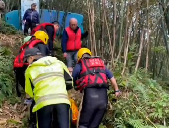 年約40多歲女子不慎失足落水卡在石縫中，其餘4人合力將她救起，但已無生命跡象，送醫後宣告不治。（翻攝）
