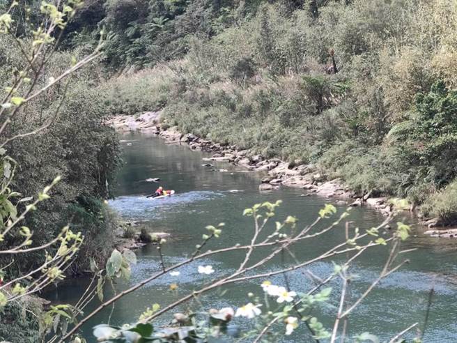 年約40多歲女子不慎失足落水卡在石縫中，其餘4人合力將她救起，但已無生命跡象，送醫後宣告不治。（翻攝）