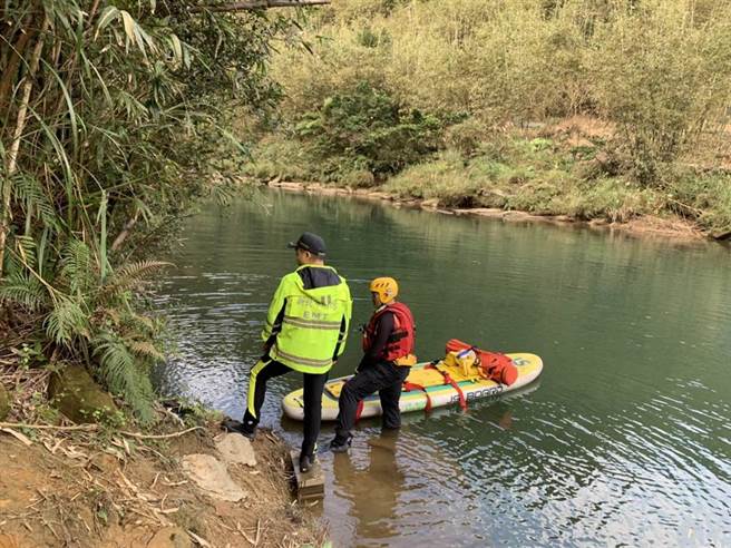 年約40多歲女子不慎失足落水卡在石縫中，其餘4人合力將她救起，但已無生命跡象，送醫後宣告不治。（翻攝）