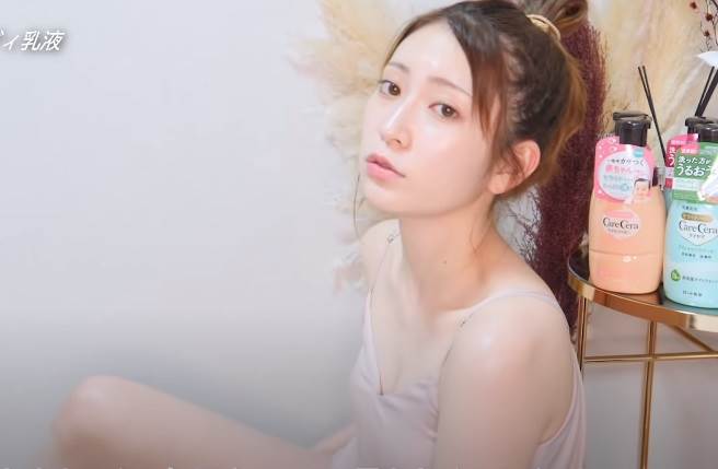 日本女星吉田朱里近日上传影片分享冬日保养秘诀，画面超养眼。(取自吉田朱里YouTube)