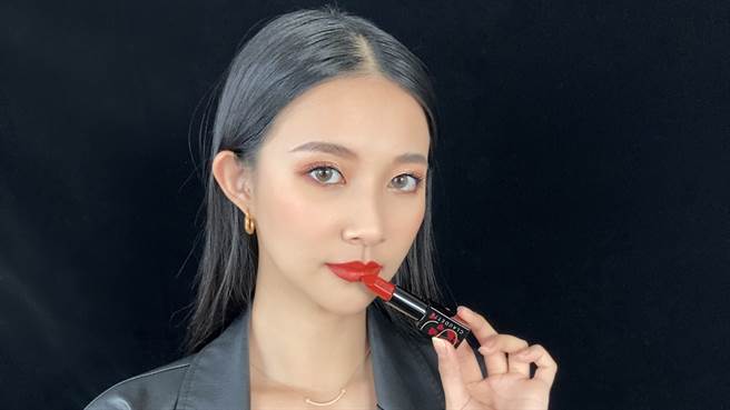 NARS推出全新限量时尚谬思系列THE CLAUDETTE COLLECTION，MODEL示范时尚谬思惹火唇膏。（邱映慈摄）