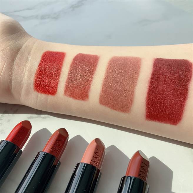 时尚谬思惹火唇膏4款全新限量色手部试色，左至右：#CLAUDETTE惹火巴黎红、#LEA波尔多酒红、#AUGUSTINE时尚裸粉、#GINETTE凡尔赛棕红。（邱映慈摄）