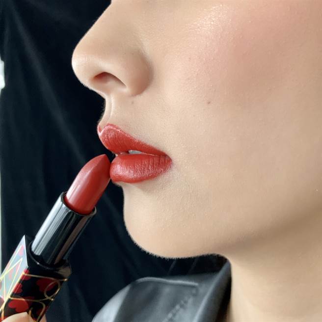 MODEL示范时尚谬思惹火唇膏 #Claudette #惹火巴黎红。（邱映慈摄）