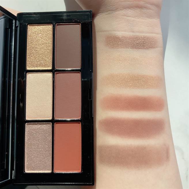 时尚谬思六色眼彩盘手部试色。（邱映慈摄）